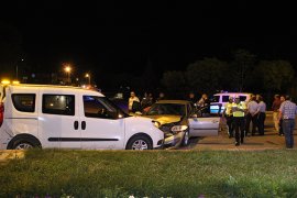 Otomobil sivil polis  aracına çarptı