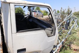 Karaman'da kamyonetin çarptığı yüksek gelirim direği yıkıldı
