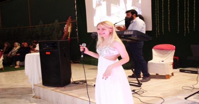 Aleyna Tilki Konyada Amcasının Düğününde Şarkı Söyledi