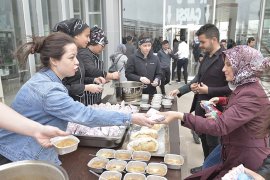 Kmü’de 18 Mart Anısına Ekmek Ve Hoşaf Dağıtıldı