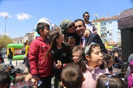 Belediyenin Çocuk Şenliğinde Başkan Kalaycı'ya Sevgi Seli