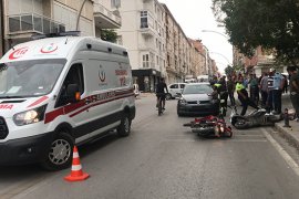 Otomobille elektrikli bisikletler çarpıştı: 3 yaralı