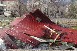 Şiddetli rüzgar 4 katlı binanın çatısını uçurdu