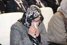 Şehit polis memurunun devlet övünç madalyası kızlarına verildi