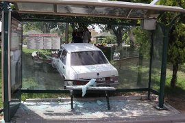 Kontrolden Çıkan Otomobil Ağaç Ve Durağa Çarptı: 2 Yaralı