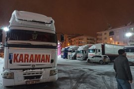 Karaman Belediyesinin yardım Tırı vatandaşları bekliyor.