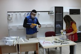 Karaman Gençlik Merkezi Siperlik Maske Üretiyor