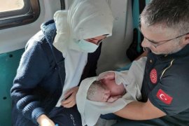 Vali Işık, Ambulansta doğan Bebeği Ziyaret etti