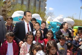 Belediyenin Çocuk Şenliğinde Başkan Kalaycı'ya Sevgi Seli