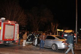 İki otomobil kavşakta çarpıştı: 3 yaralı