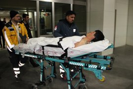 Kavgada bıçaklanan Afganistanlı genç ağır yaralandı