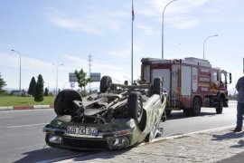 Karaman’da takla atan otomobilin sürücüsü ölümden döndü.