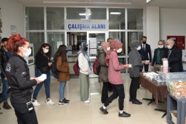 Rektör Namık Ak, ders çalışan öğrencilere çorba ikram etti