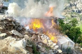 Karaman'da yanan ev kül oldu