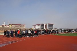 Rektör ve Öğrenciler sağlıklı yaşam için yürüyüş yaptı