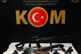 Karaman'da adliyeye sevk edilen silah kaçakçısı tutuklandı