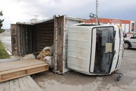 Karaman’da tırla çarpışan keçi yüklü kamyonet devrildi