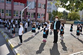Okullar Minik Öğrencilerin Cıvıltısıyla Açıldı