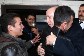 Cumhurbaşkanı Erdoğan, gurbetçi aileyi evinde ziyaret etti