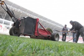 Karaman’ın 15 bin kişilik stadyumunda çim serme çalışması başladı