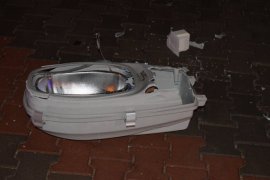 Karaman’da kontrolden çıkan otomobil aydınlatma direğine çarptı