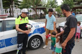Babalar Günü uygulaması yapan polislere bu kez sürücülerden sürpriz