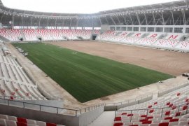 Karaman’ın 15 bin kişilik stadyumunda çim serme çalışması başladı