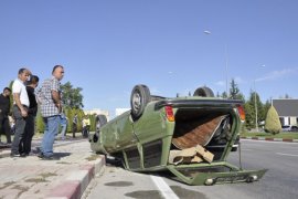 Karaman’da takla atan otomobilin sürücüsü ölümden döndü.