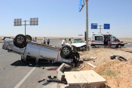 Otomobil kamyonete çarptı: 1 ölü, 4 yaralı