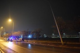 Karaman’da kontrolden çıkan otomobil aydınlatma direğine çarptı