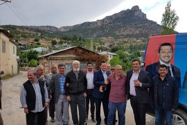 Selman Oğuzhan Eser Ermenek'te köylülerle bir araya geldi.
