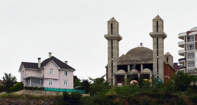 Mimarisi kiliseye benzetilen camiye halktan tepki