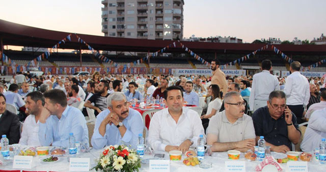 AK Parti Mezitli’den vefa iftarına yoğun katılım