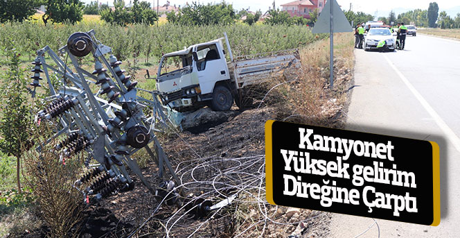 Karaman'da kamyonetin çarptığı yüksek gelirim direği yıkıldı