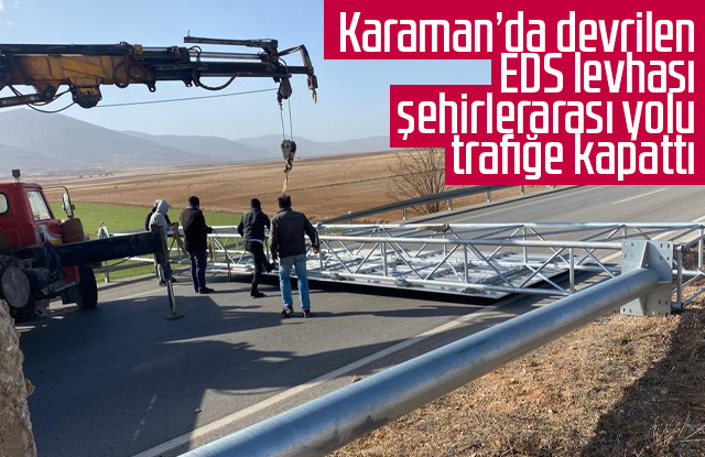 Karaman’da devrilen EDS levhası şehirlerarası yolu trafiğe kapattı