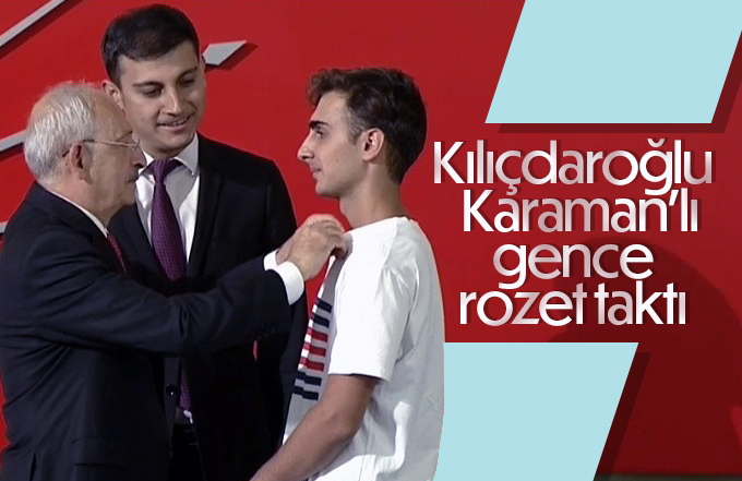 Kılıçdaroğlu Karamanlı gence rozet taktı